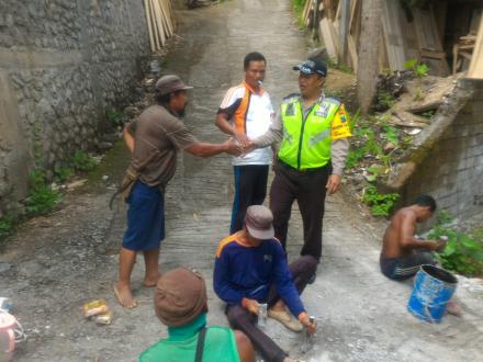 BHABINKAMTIBMAS DESA NGADIMULYO MEMBANTU PENGERJAAN PAMSIMAS 