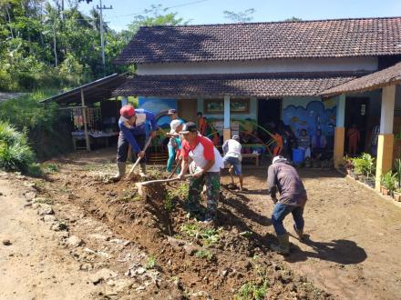 Kerja Bakti Membersihkan Bahu Jalan